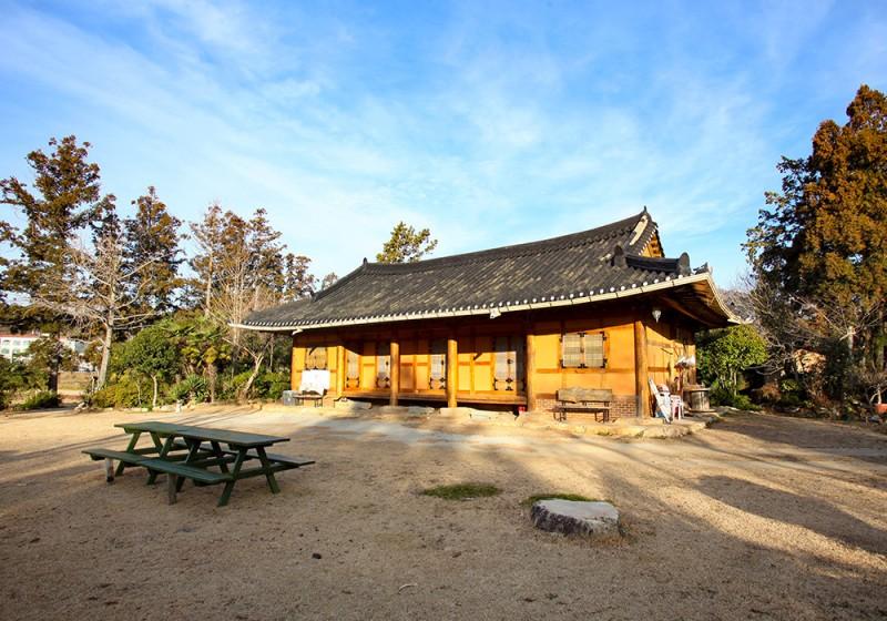 해남 함박골큰기와집펜션 (Haenam Hambakgolkeunggigiwajip Pension)