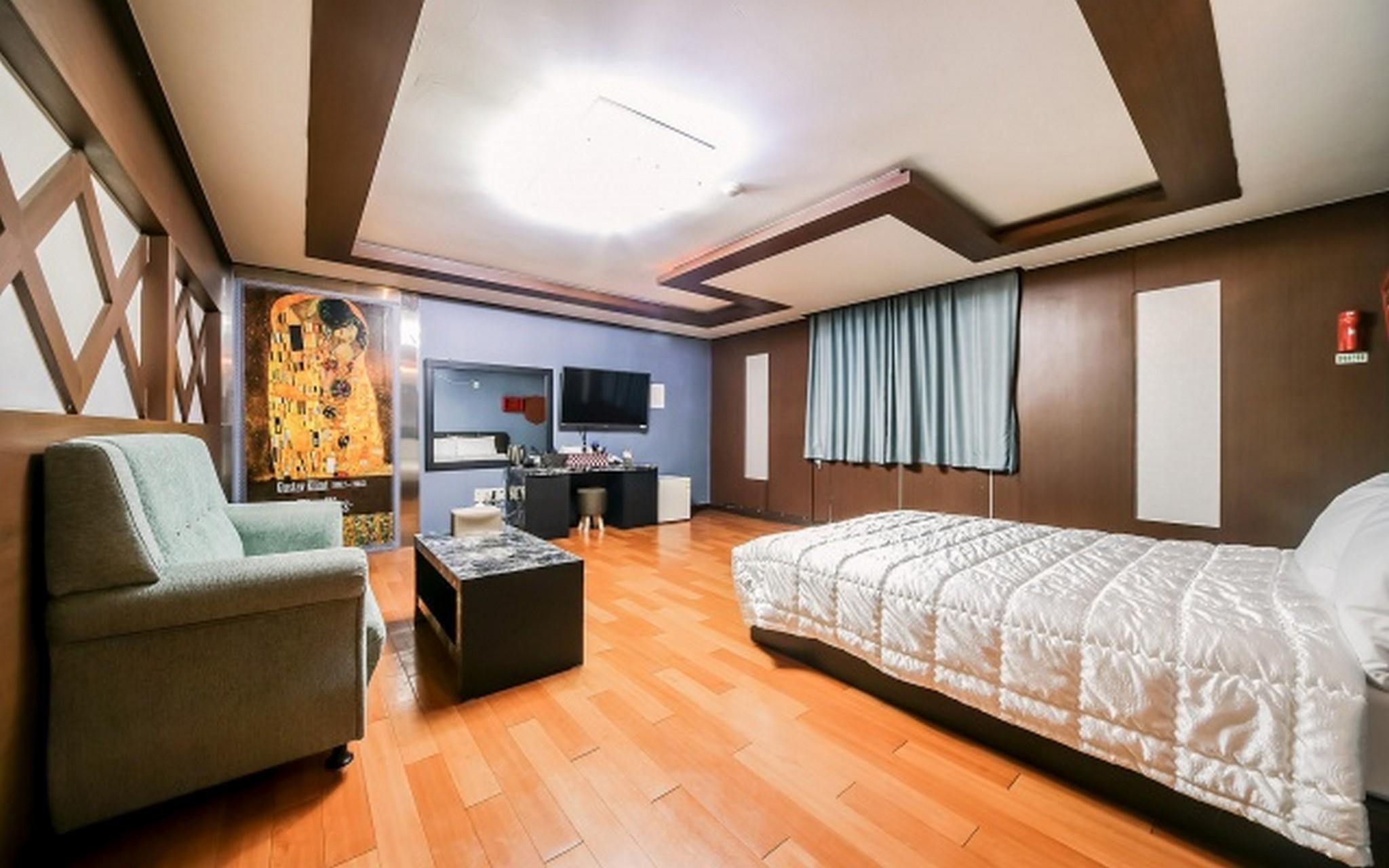 안동 옥동 에쿠스 (Andong Okdong Equus)