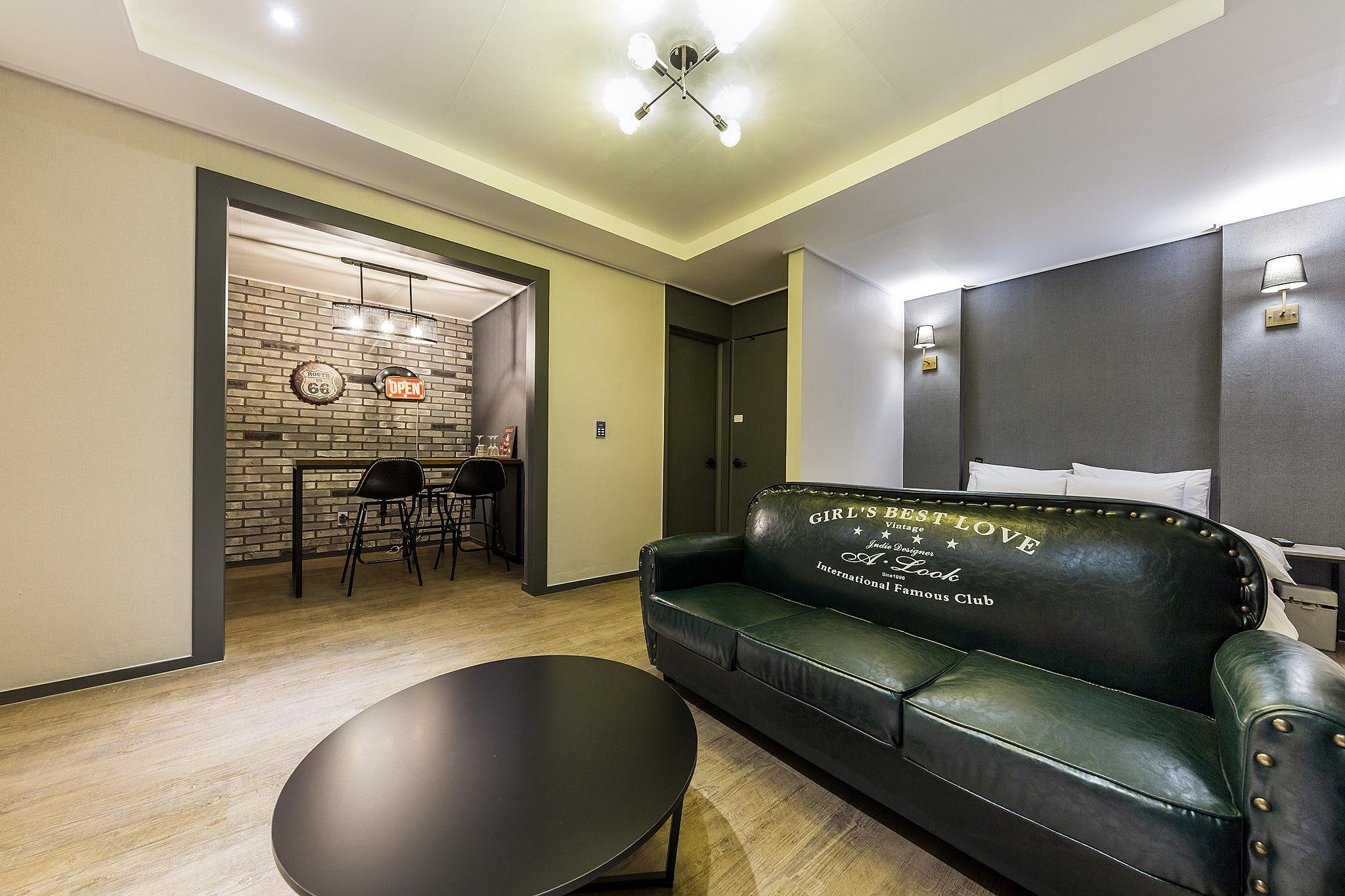 청주 오창 호텔 봄 (Jeongju Ochang Hotel Bom)