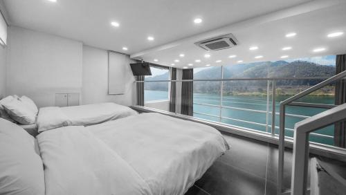 리버 웨이브 풀빌라 (Gapyeong River Wave Pool Villa)