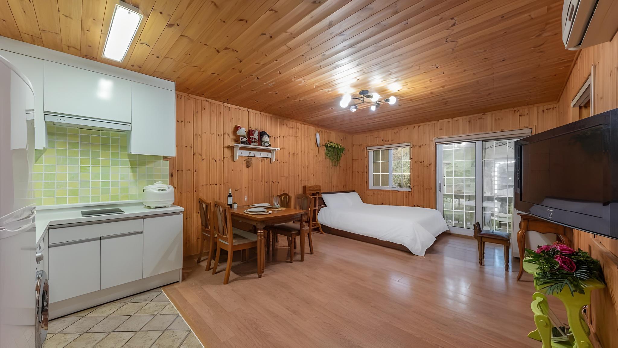 무주 숲속의아침펜션 (Muju Morning in the Forest Pension)