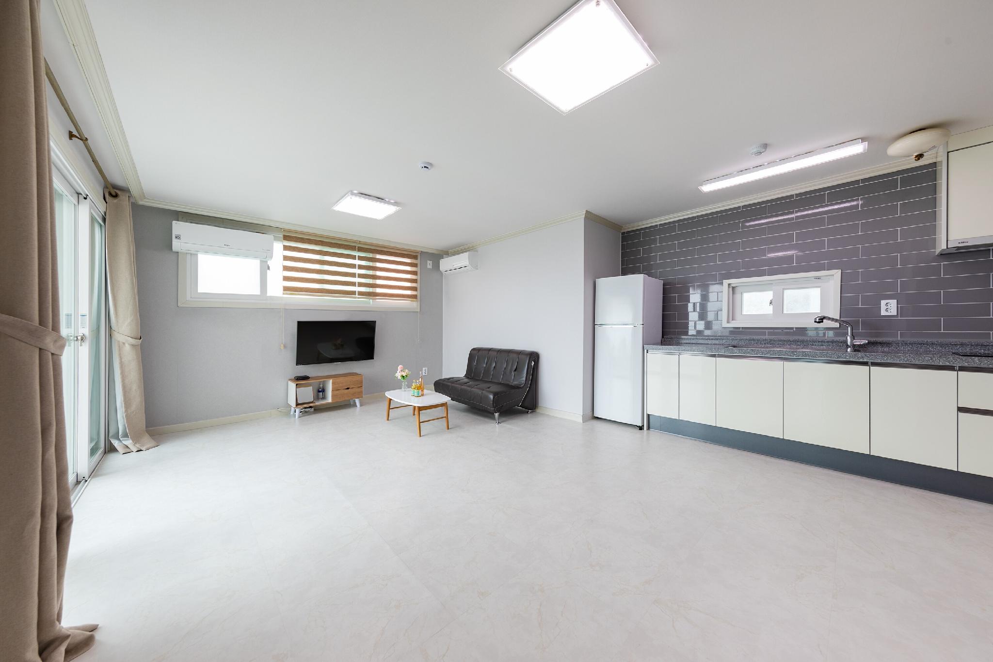 삼척 장호 굿모닝 펜션 (Samcheok Jangho Good Morning Pension)