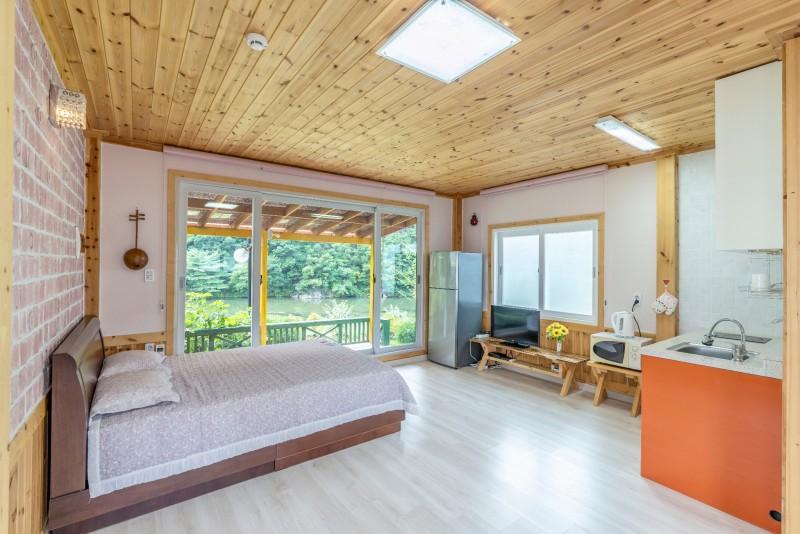 보은 숲속의하얀펜션 (Boeun Supsogui Hayan Pension)