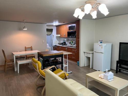 삼윤 아파트 (Sam Apartment)