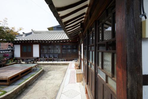 봉황재 한옥 게스트하우스 (Bonghwangjae Hanok Guesthouse)