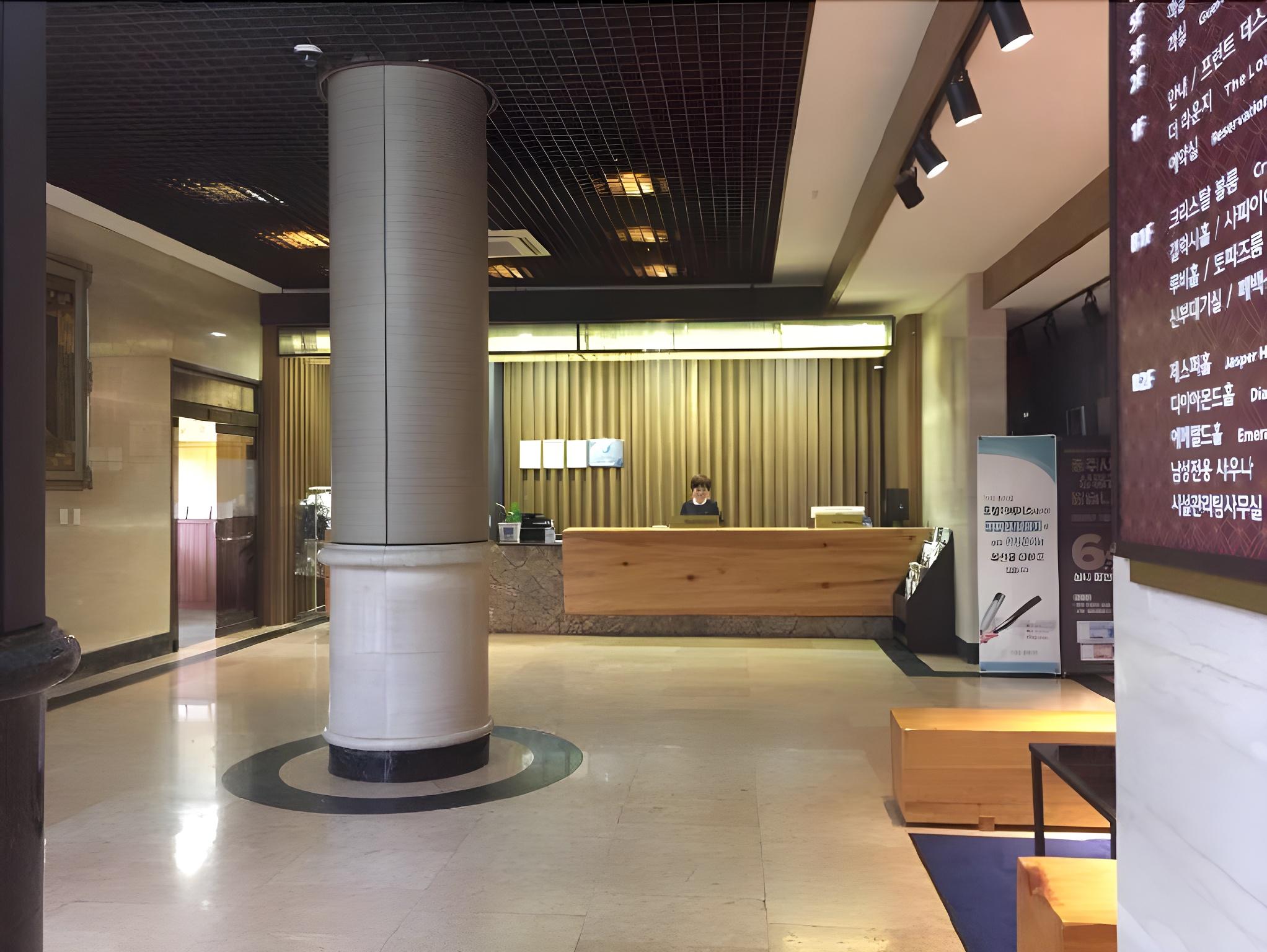 Hotel the Base