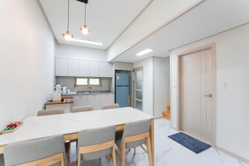 숲속 작은집 펜션 (Chuncheon Soopsog Jageun Jib Pension)