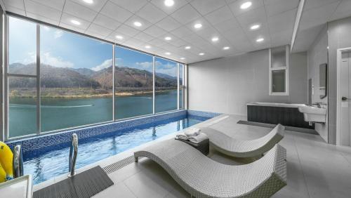 리버 웨이브 풀빌라 (Gapyeong River Wave Pool Villa)