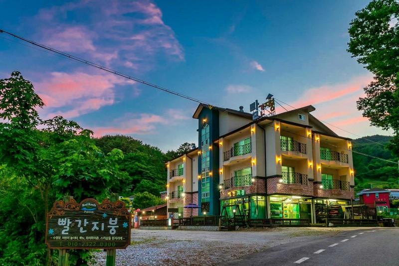 무주 빨간지붕스키샵펜션 (Muju Ppalganjibung Ski Shop Pension)