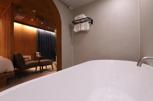 서정적인 호텔 청주점 (lyrical Hotel Cheongju)