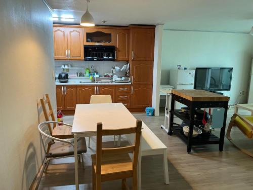 삼윤 아파트 (Sam Apartment)