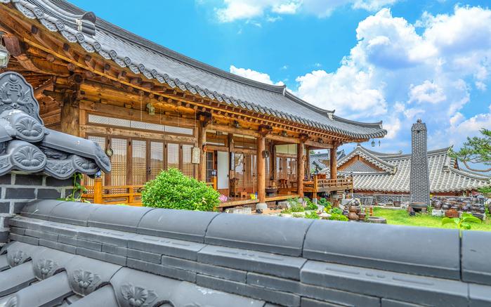 Courtyard outbuilding