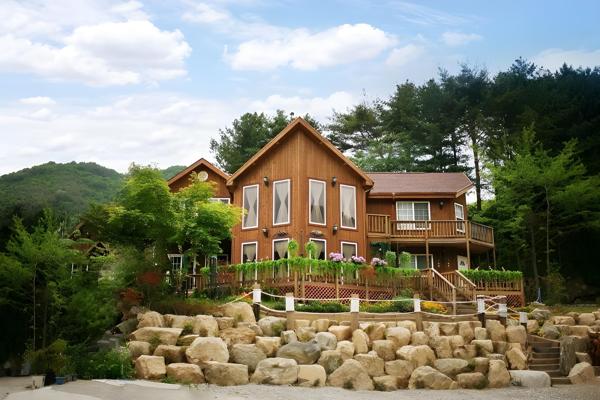 무주 숲속의아침펜션 (Muju Morning in the Forest Pension)