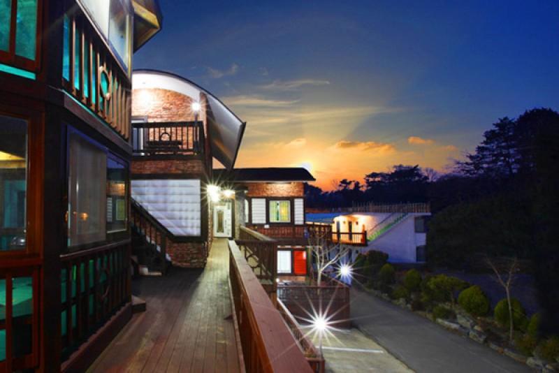 태안(안면도) 꽃지등대펜션 (Taean Kkotji Lighthouse Pension)