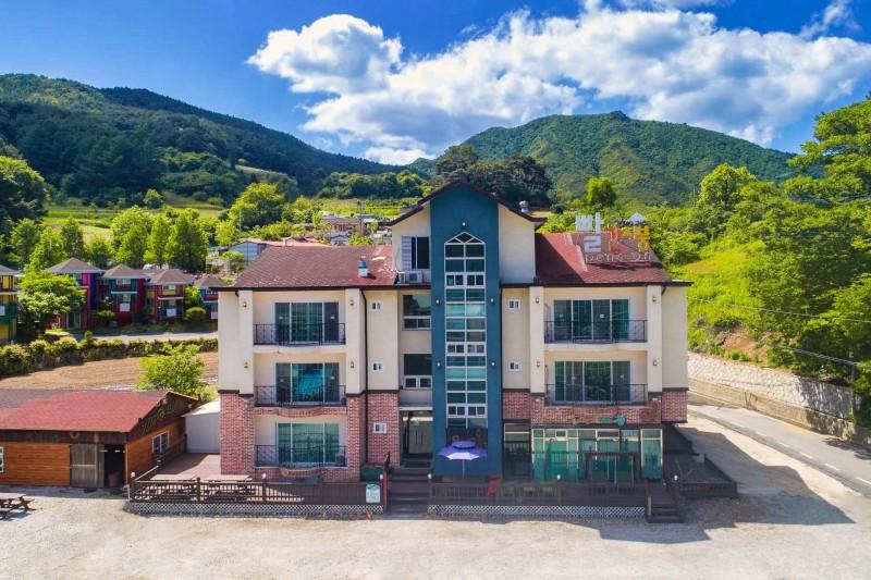 무주 빨간지붕스키샵펜션 (Muju Ppalganjibung Ski Shop Pension)