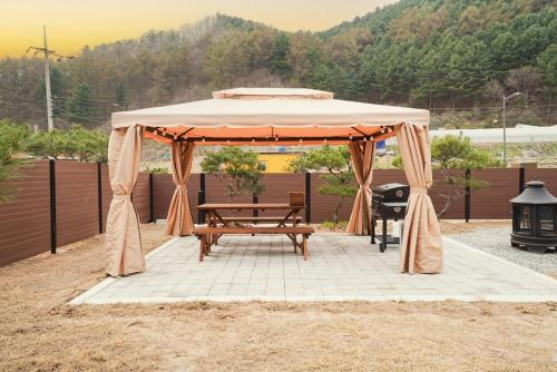 숲속 작은집 펜션 (Chuncheon Soopsog Jageun Jib Pension)