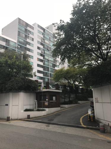삼윤 아파트 (Sam Apartment)
