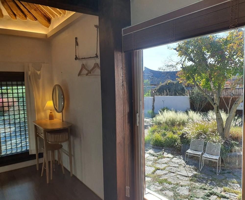 고택 산에는 꽃이피네 (Gotaeg Flowers are blooming on the mountain)