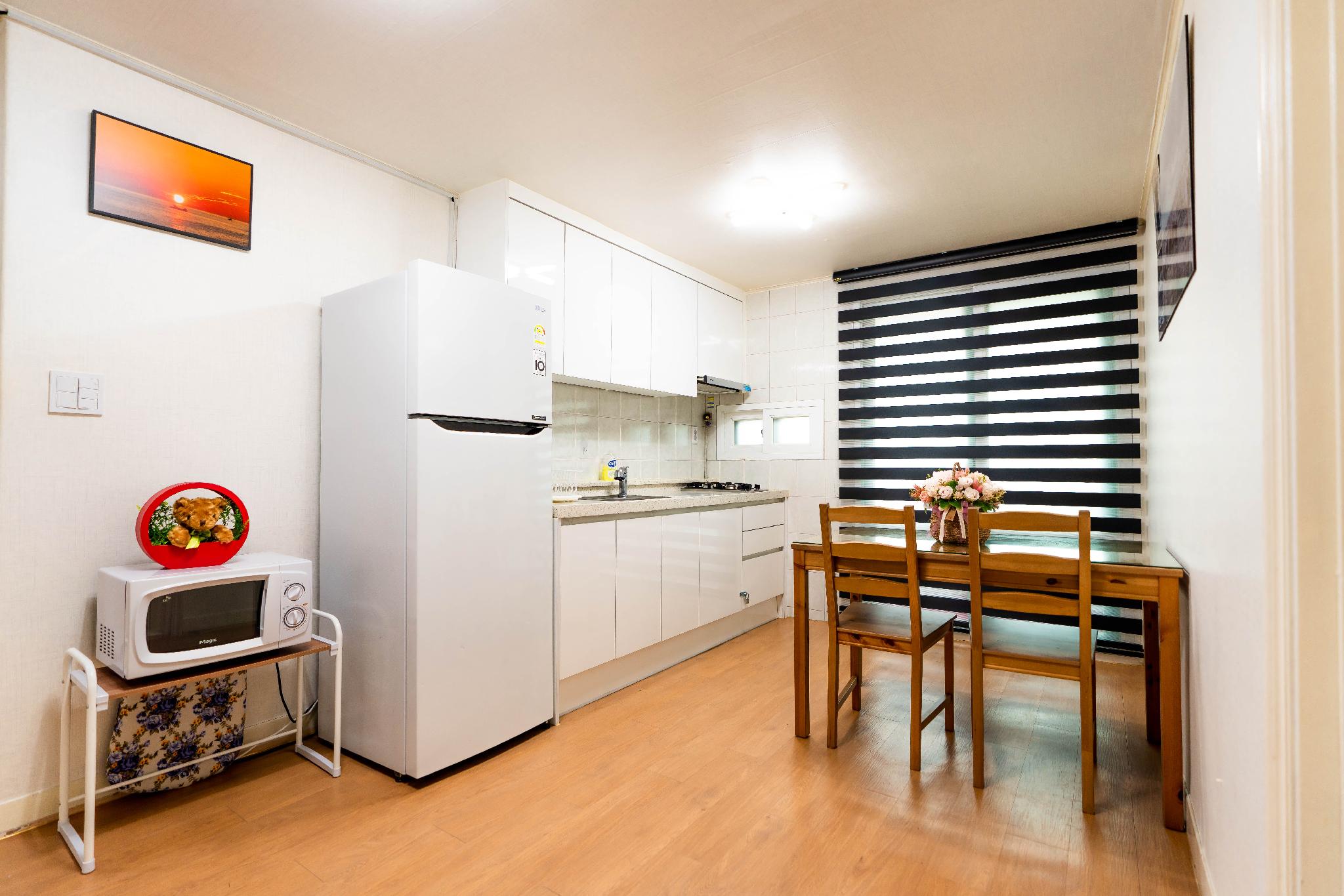 Big Room2 /넓고 깨끗한 집.홍대입구역 6번출구.도보1분.파티가능. (Big Room2 / Spacious and Clean House. Hongdae Entrance Station Exit 6. 1-minute walk. Party Allowed.)