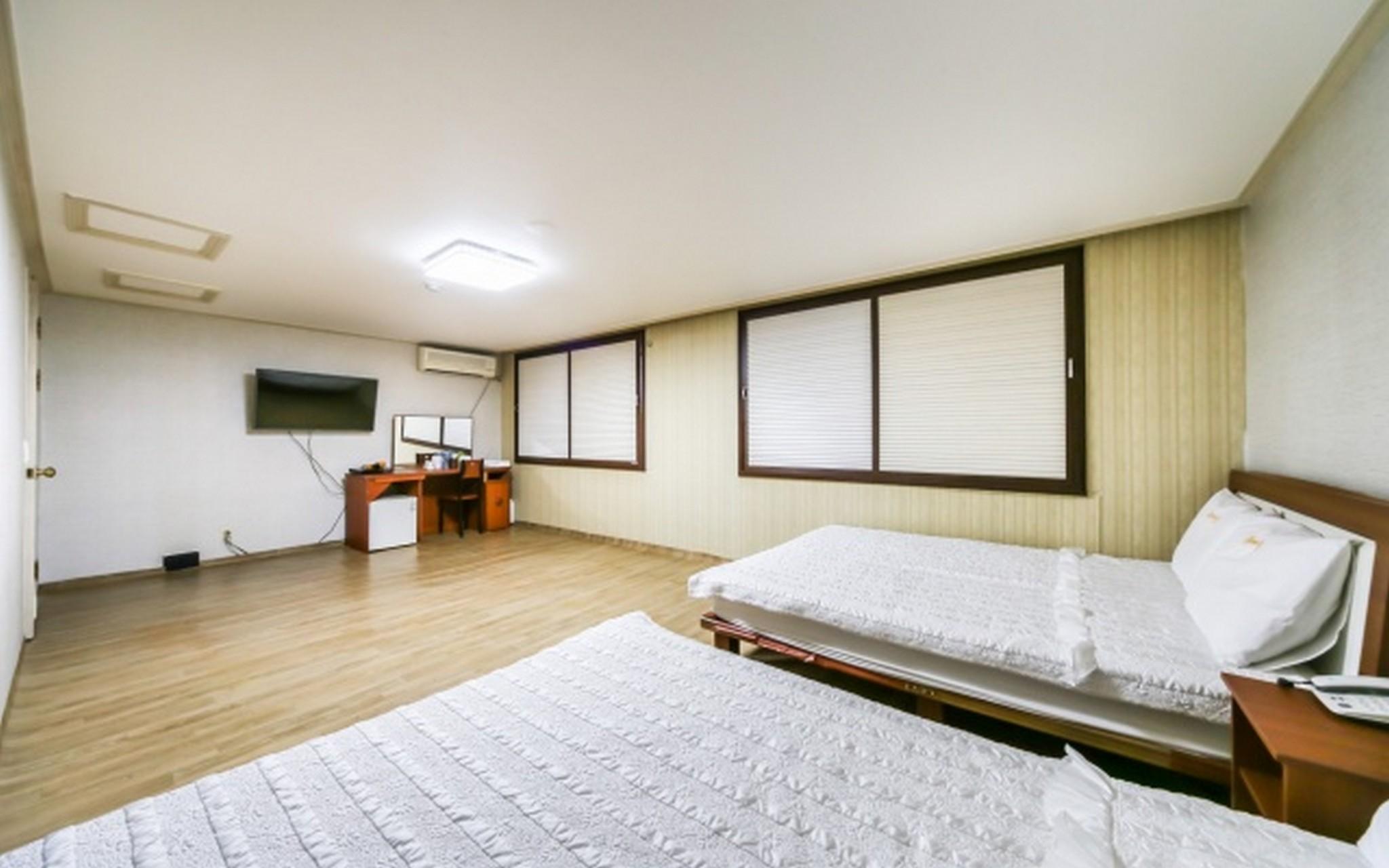 동해 해상 관광호텔 (Donghae Maritime Tourism Hotel)
