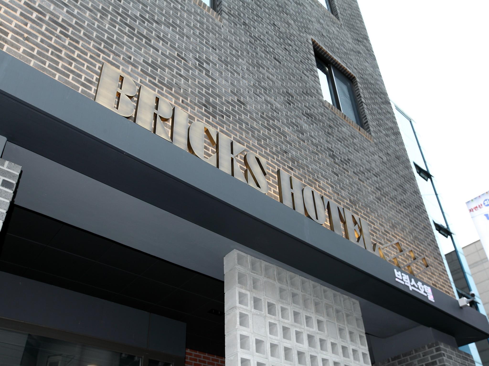 브릭스 호텔 (Bricks Hotel)
