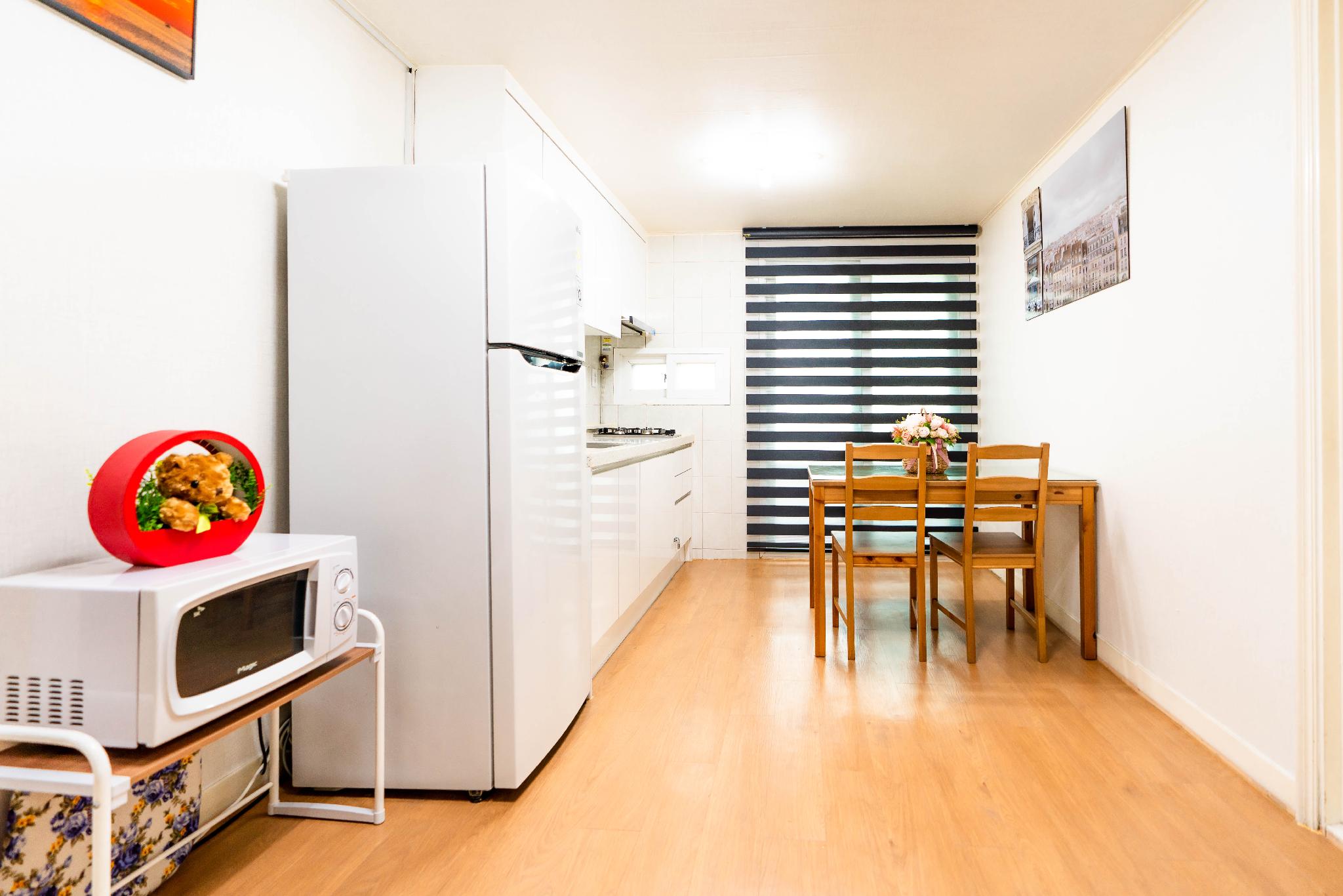 Big Room2 /넓고 깨끗한 집.홍대입구역 6번출구.도보1분.파티가능. (Big Room2 / Spacious and Clean House. Hongdae Entrance Station Exit 6. 1-minute walk. Party Allowed.)