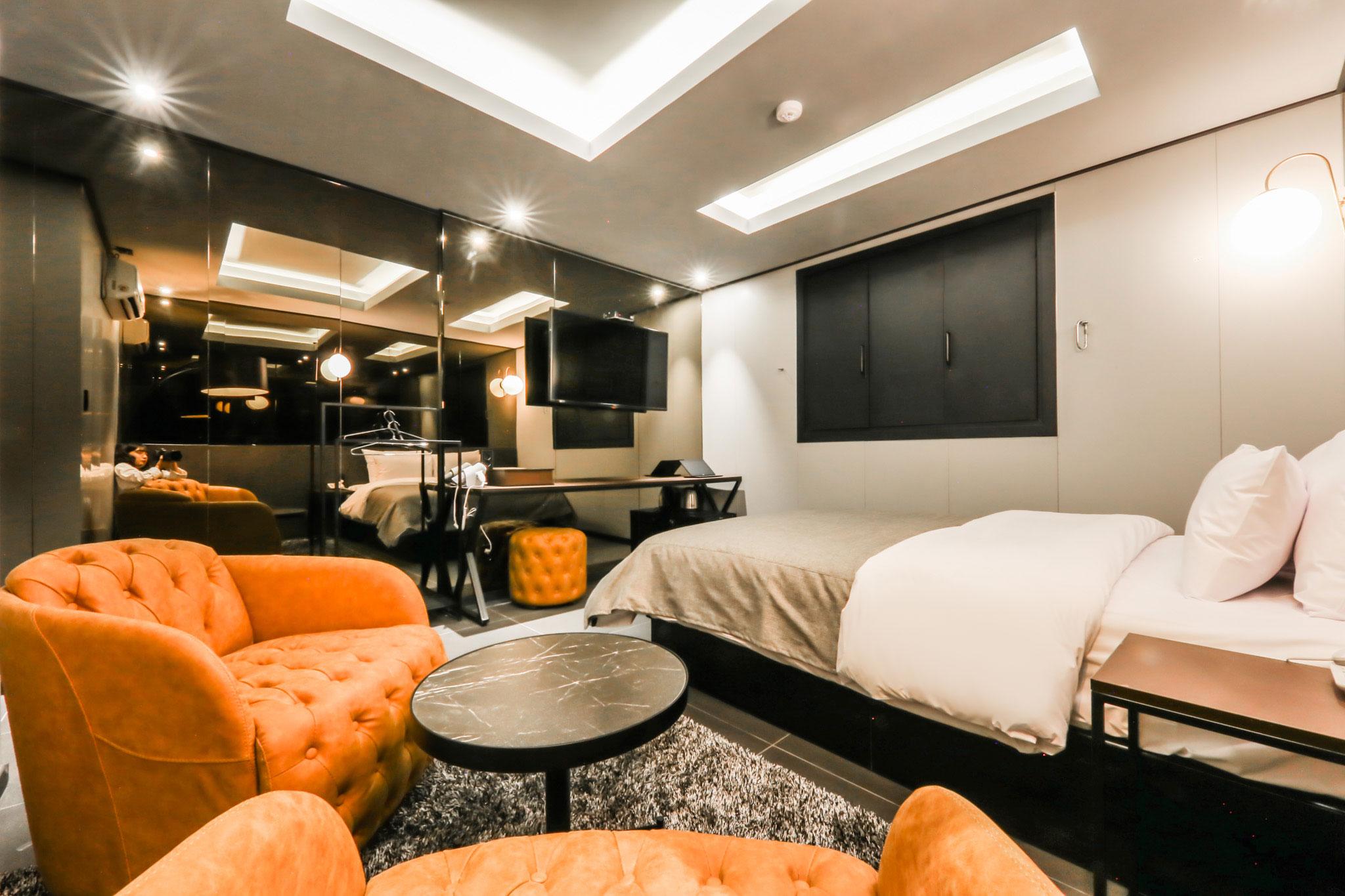 레인보우 호텔 (Rainbow Hotel)