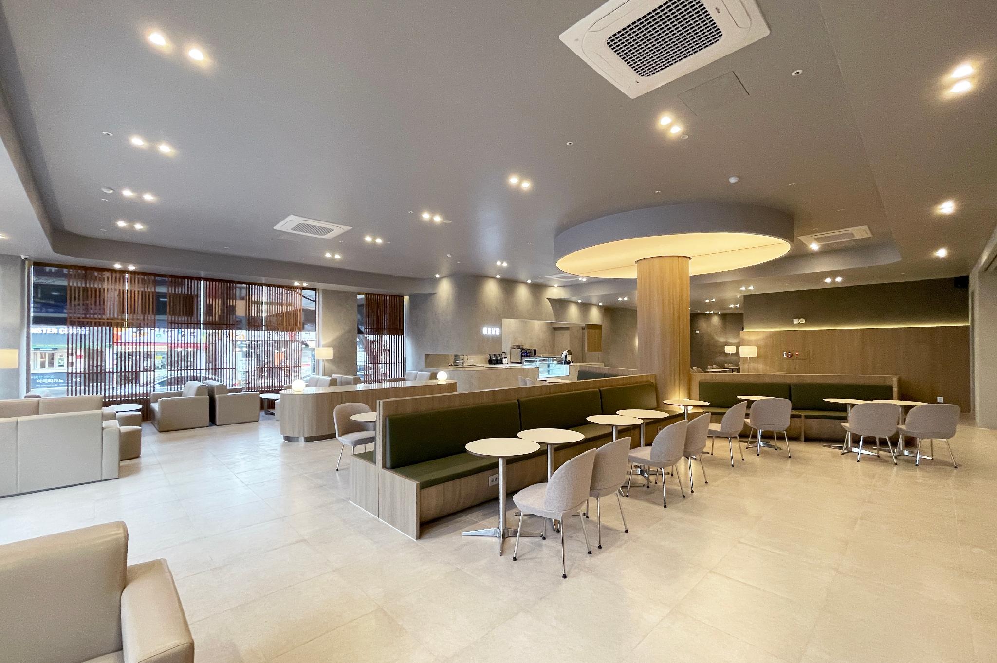 퀸벨 호텔 (Queen Vell Hotel)