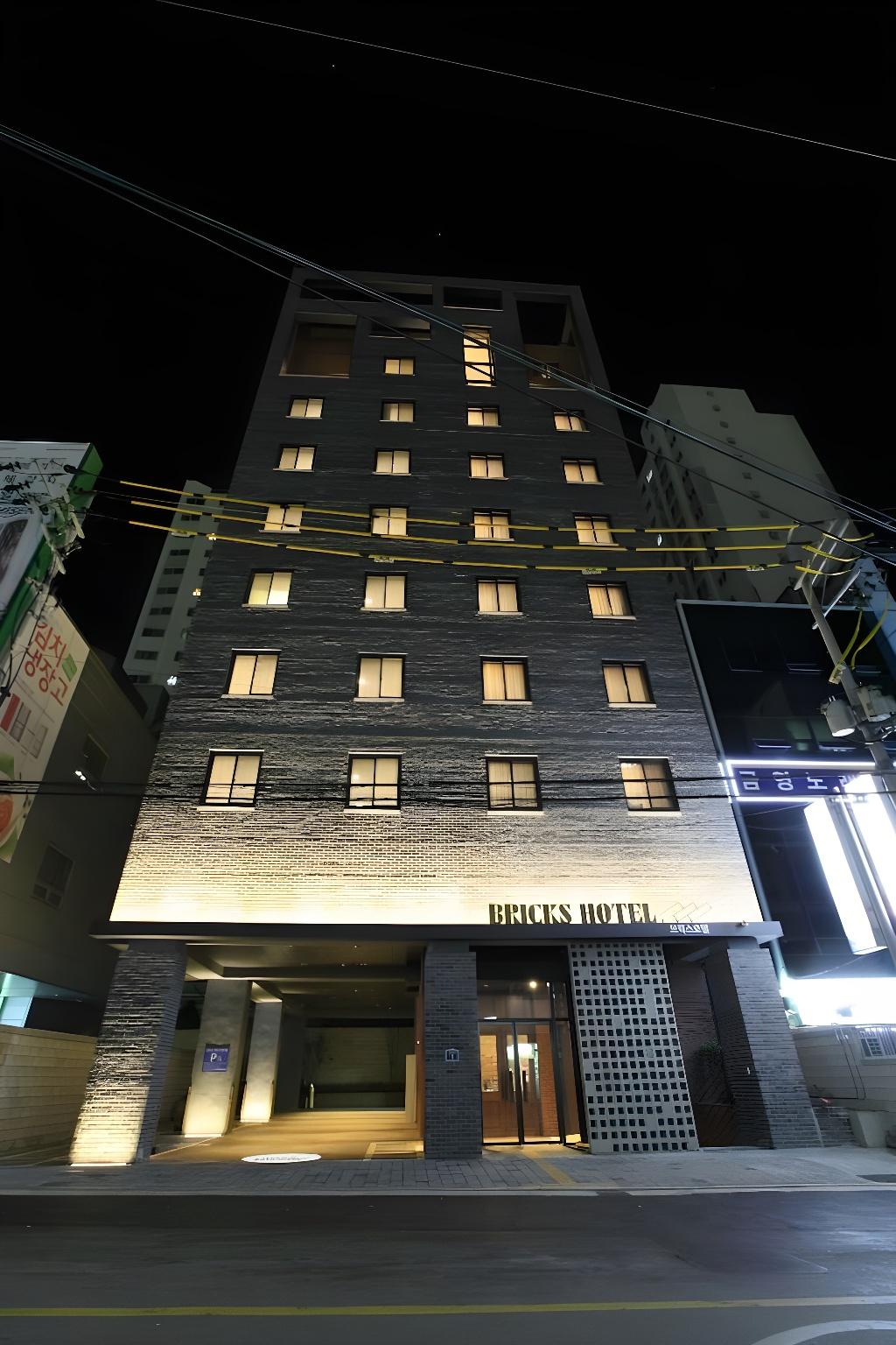 브릭스 호텔 (Bricks Hotel)