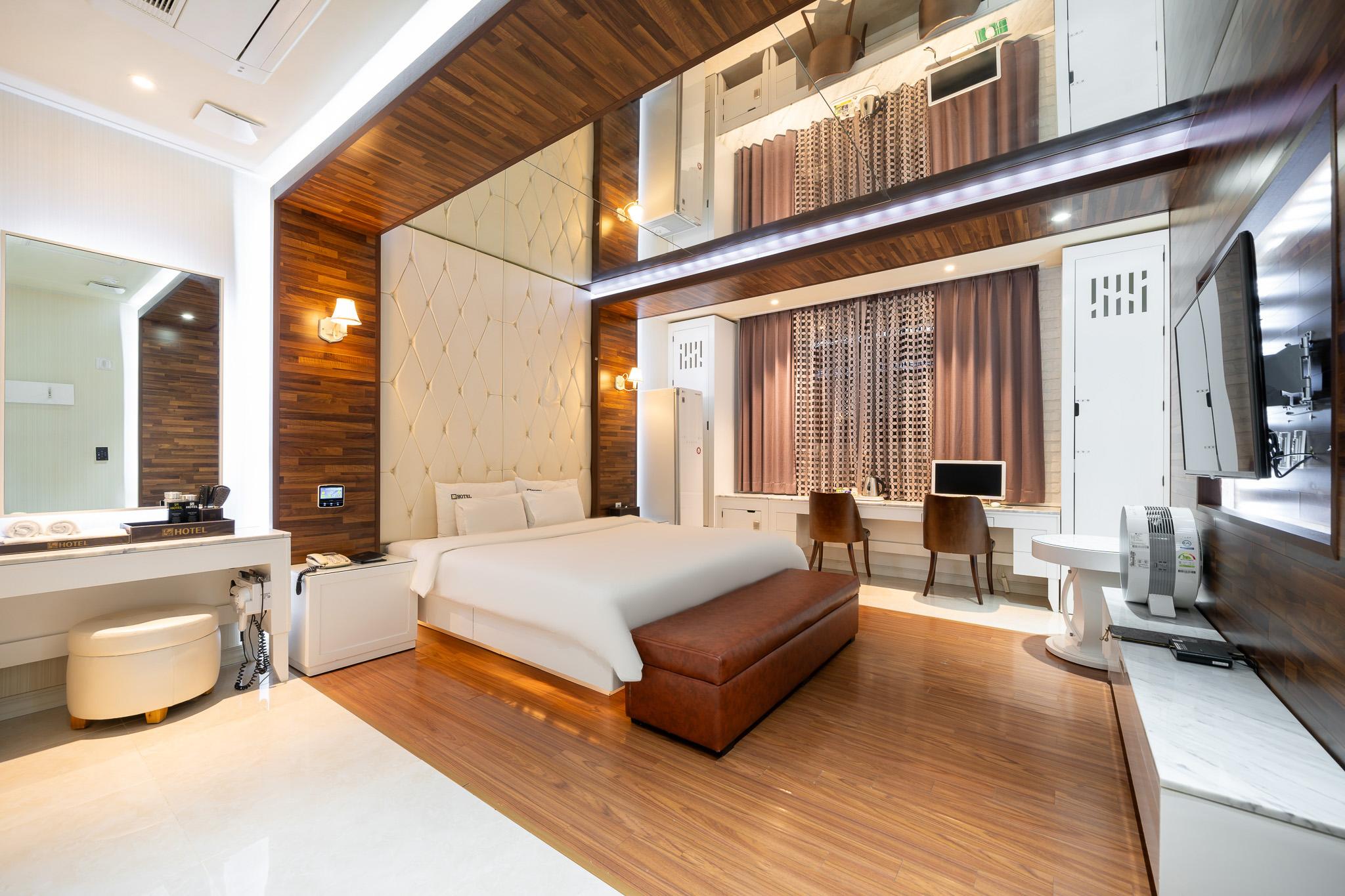 명품 호텔 (Luxury Hotel)