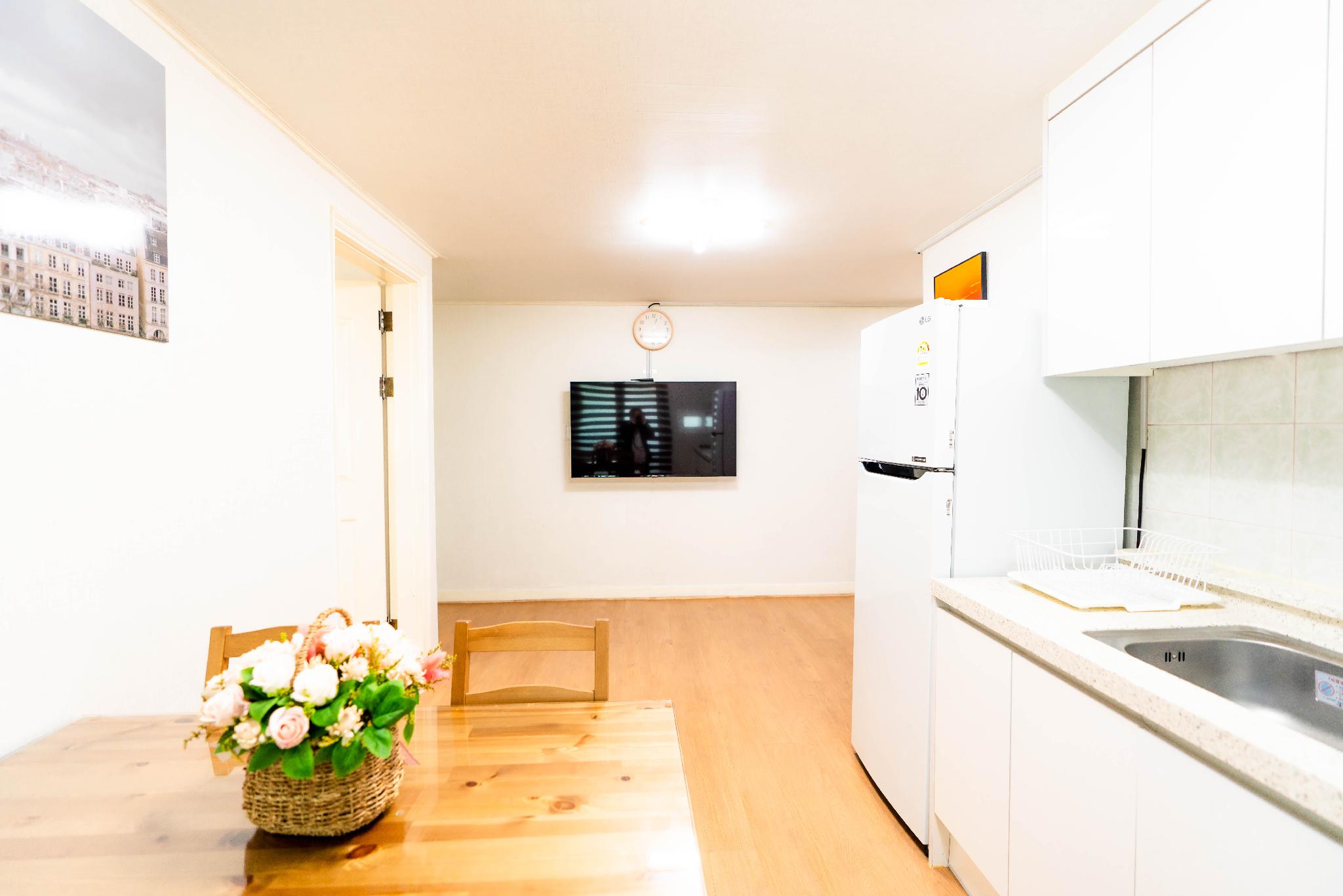 Big Room2 /넓고 깨끗한 집.홍대입구역 6번출구.도보1분.파티가능. (Big Room2 / Spacious and Clean House. Hongdae Entrance Station Exit 6. 1-minute walk. Party Allowed.)