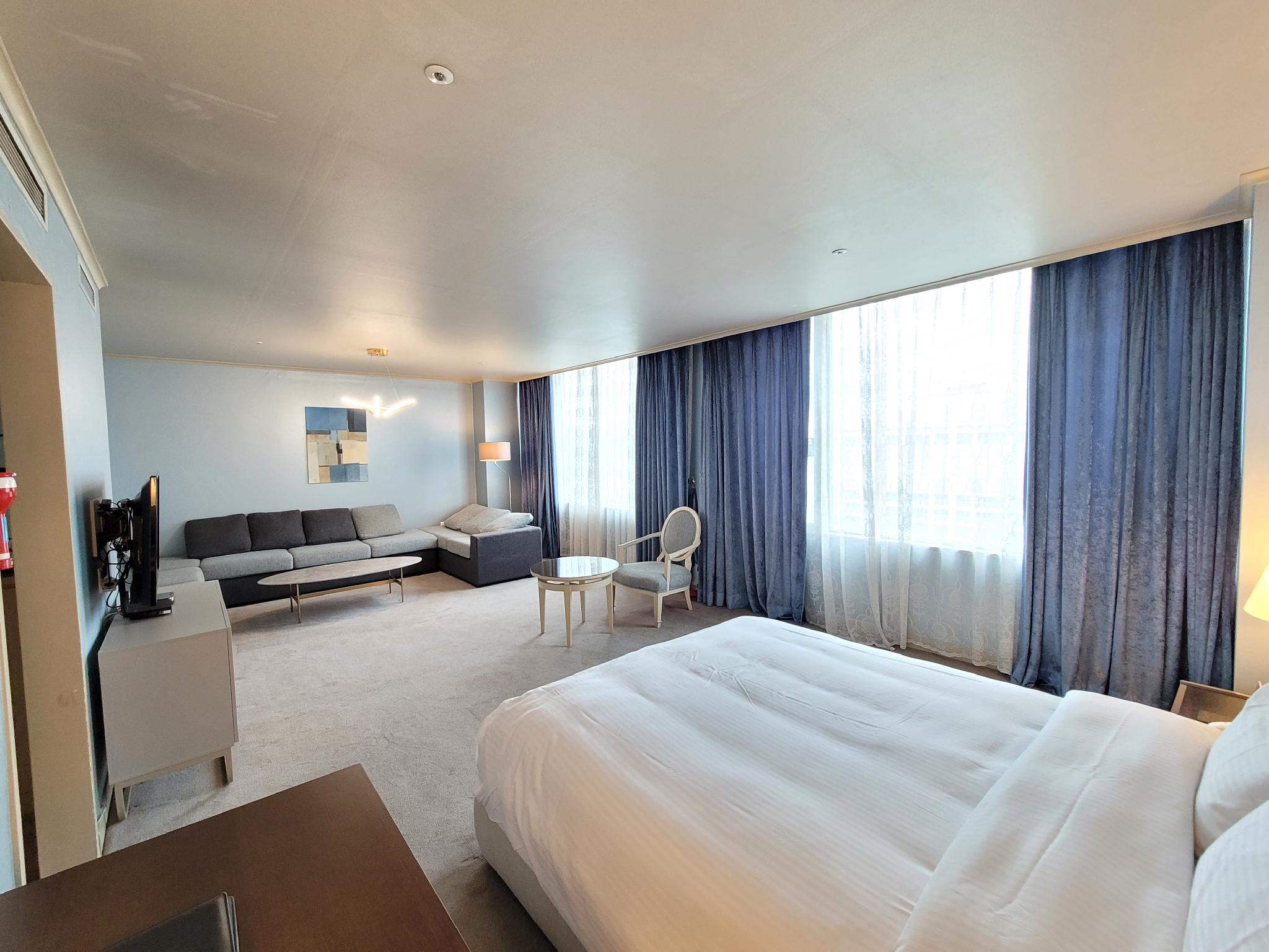 퀸벨 호텔 (Queen Vell Hotel)