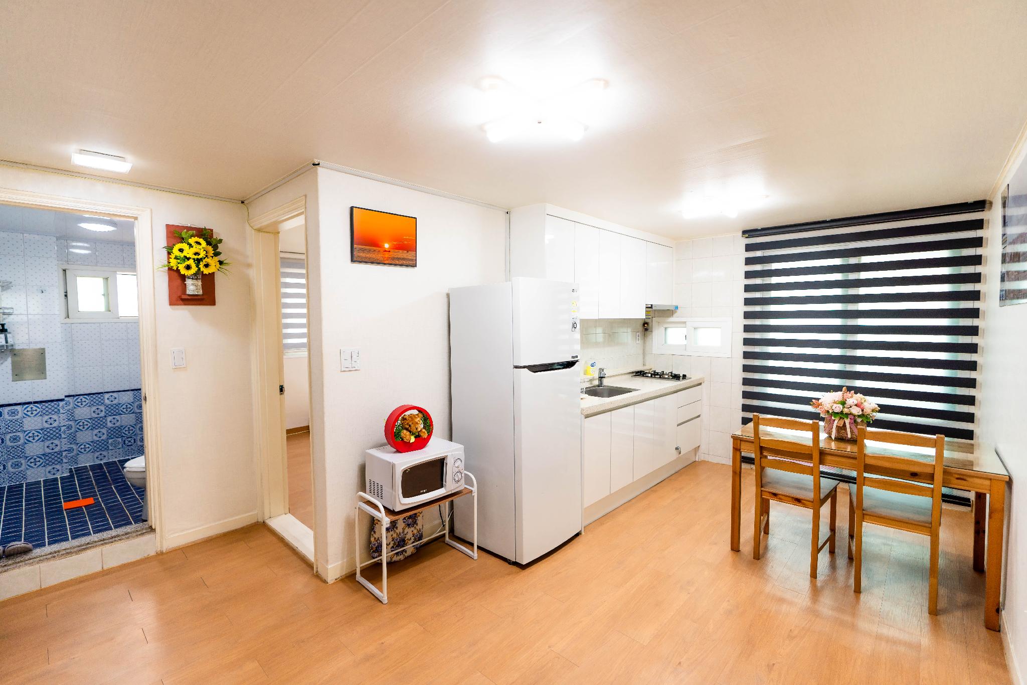Big Room2 /넓고 깨끗한 집.홍대입구역 6번출구.도보1분.파티가능. (Big Room2 / Spacious and Clean House. Hongdae Entrance Station Exit 6. 1-minute walk. Party Allowed.)
