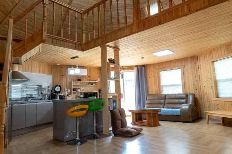 괴산 느티나무하우스펜션 (Goesan Neutinamu House Pension)