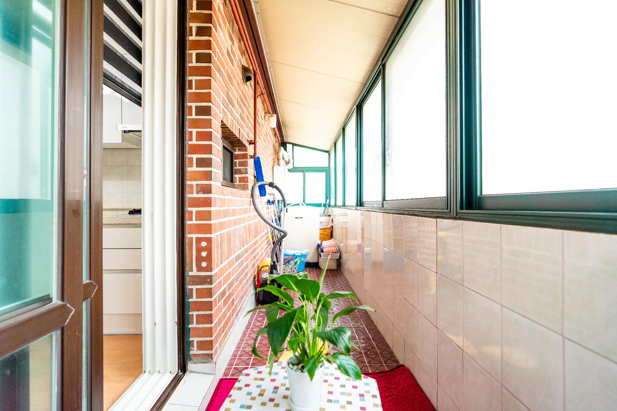Big Room2 /넓고 깨끗한 집.홍대입구역 6번출구.도보1분.파티가능. (Big Room2 / Spacious and Clean House. Hongdae Entrance Station Exit 6. 1-minute walk. Party Allowed.)