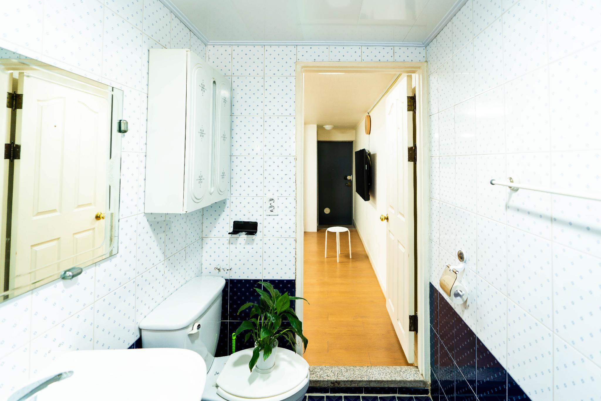Big Room2 /넓고 깨끗한 집.홍대입구역 6번출구.도보1분.파티가능. (Big Room2 / Spacious and Clean House. Hongdae Entrance Station Exit 6. 1-minute walk. Party Allowed.)