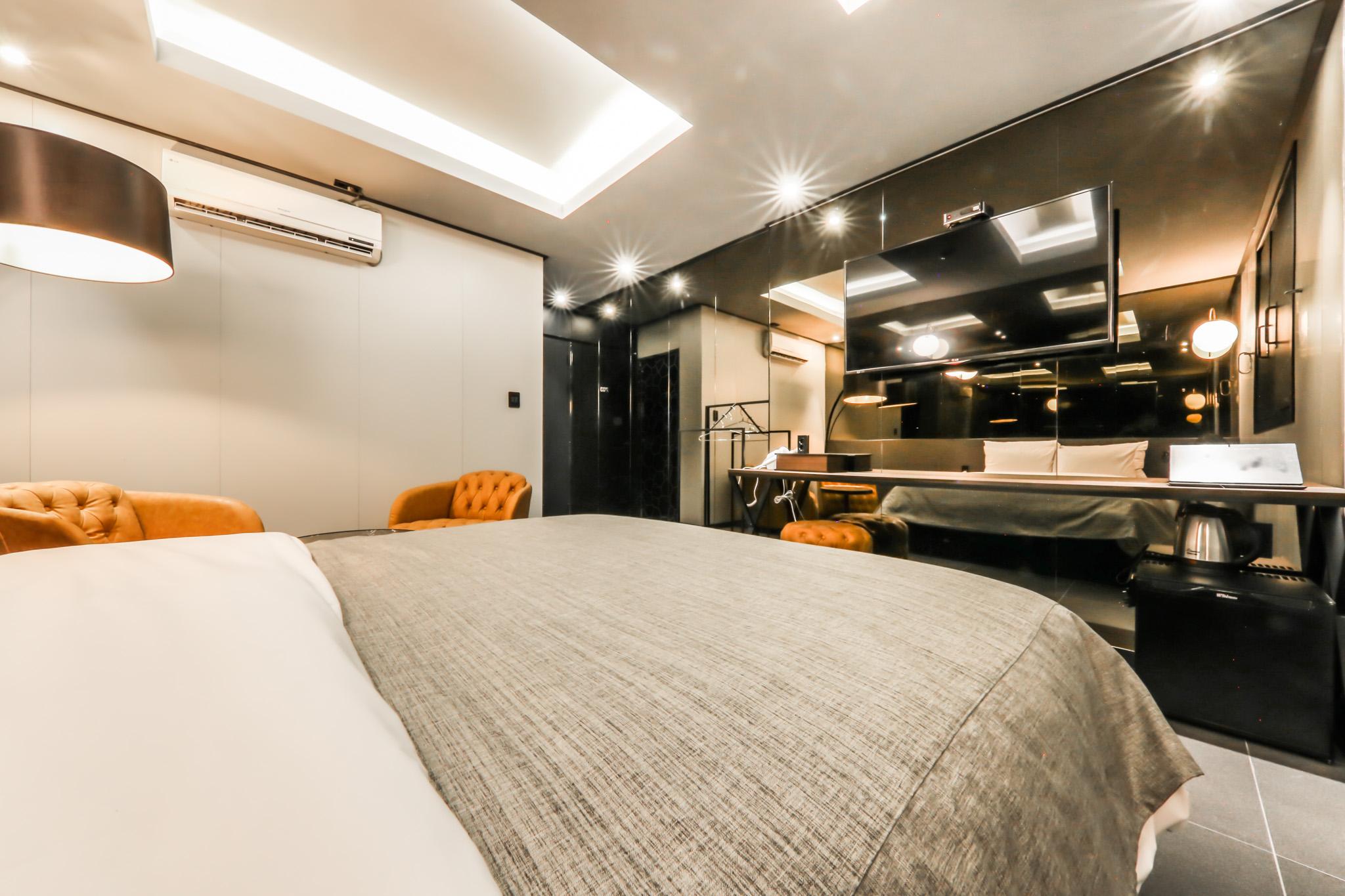 레인보우 호텔 (Rainbow Hotel)
