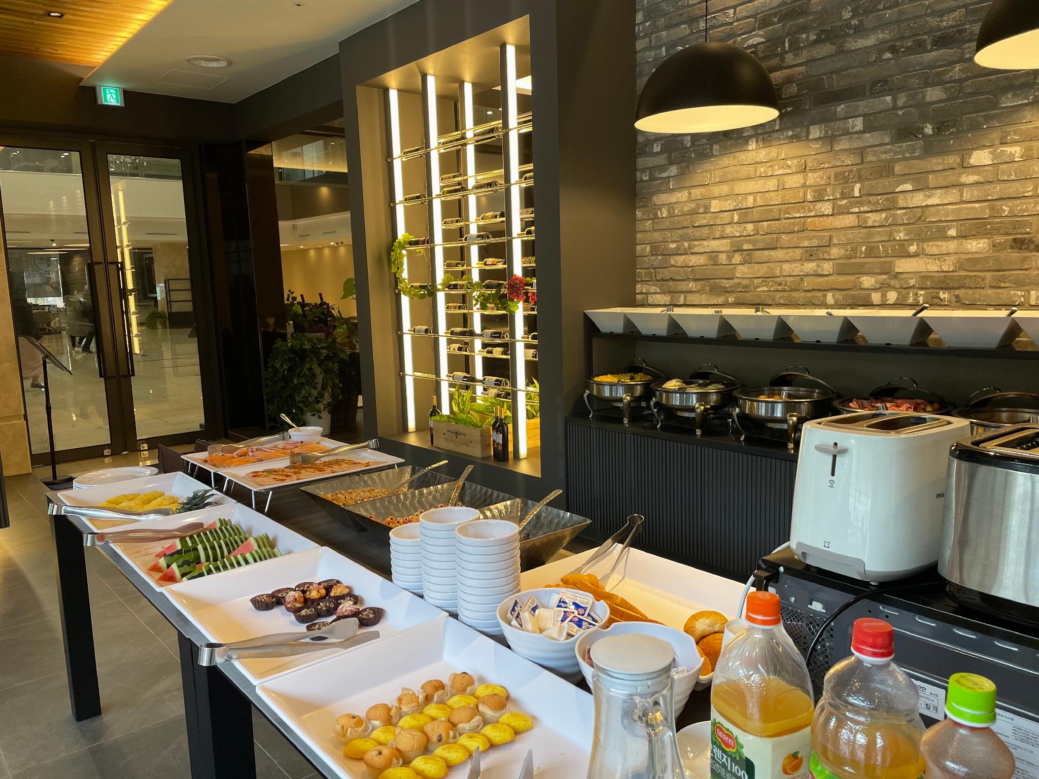 퀸벨 호텔 (Queen Vell Hotel)