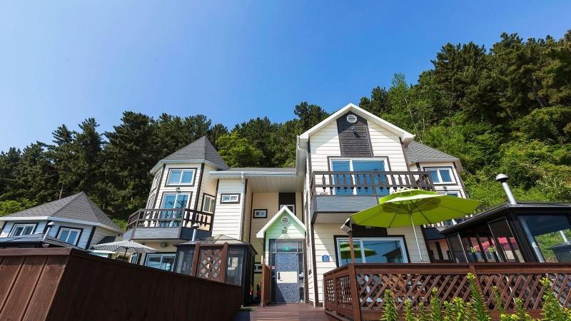 울진 아라누리펜션 (Uljin Aranuri Pension)