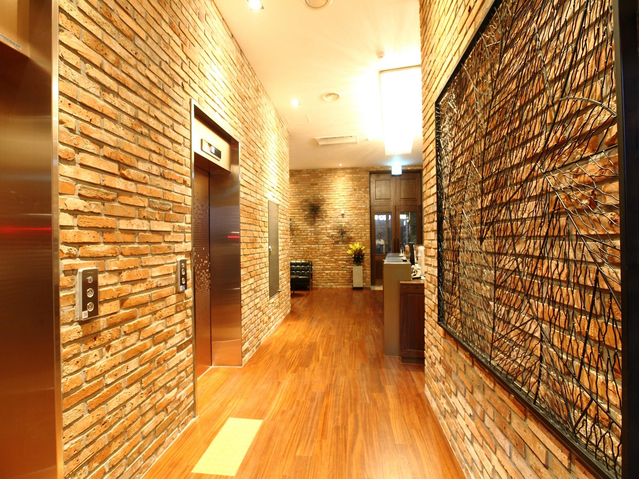 브릭스 호텔 (Bricks Hotel)