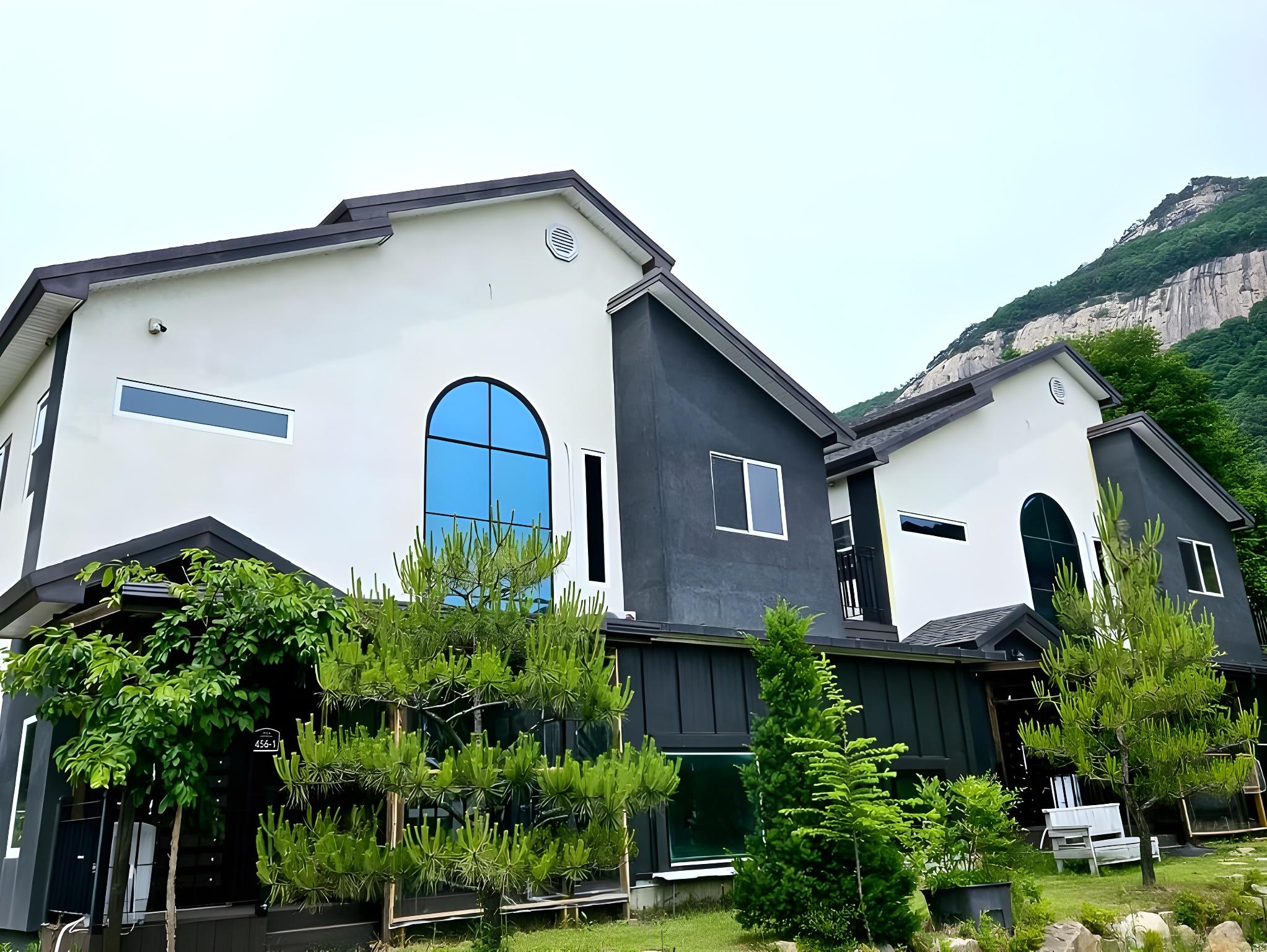 포암산풀빌라펜션 (Poam Mountain Pool Villa Pension)