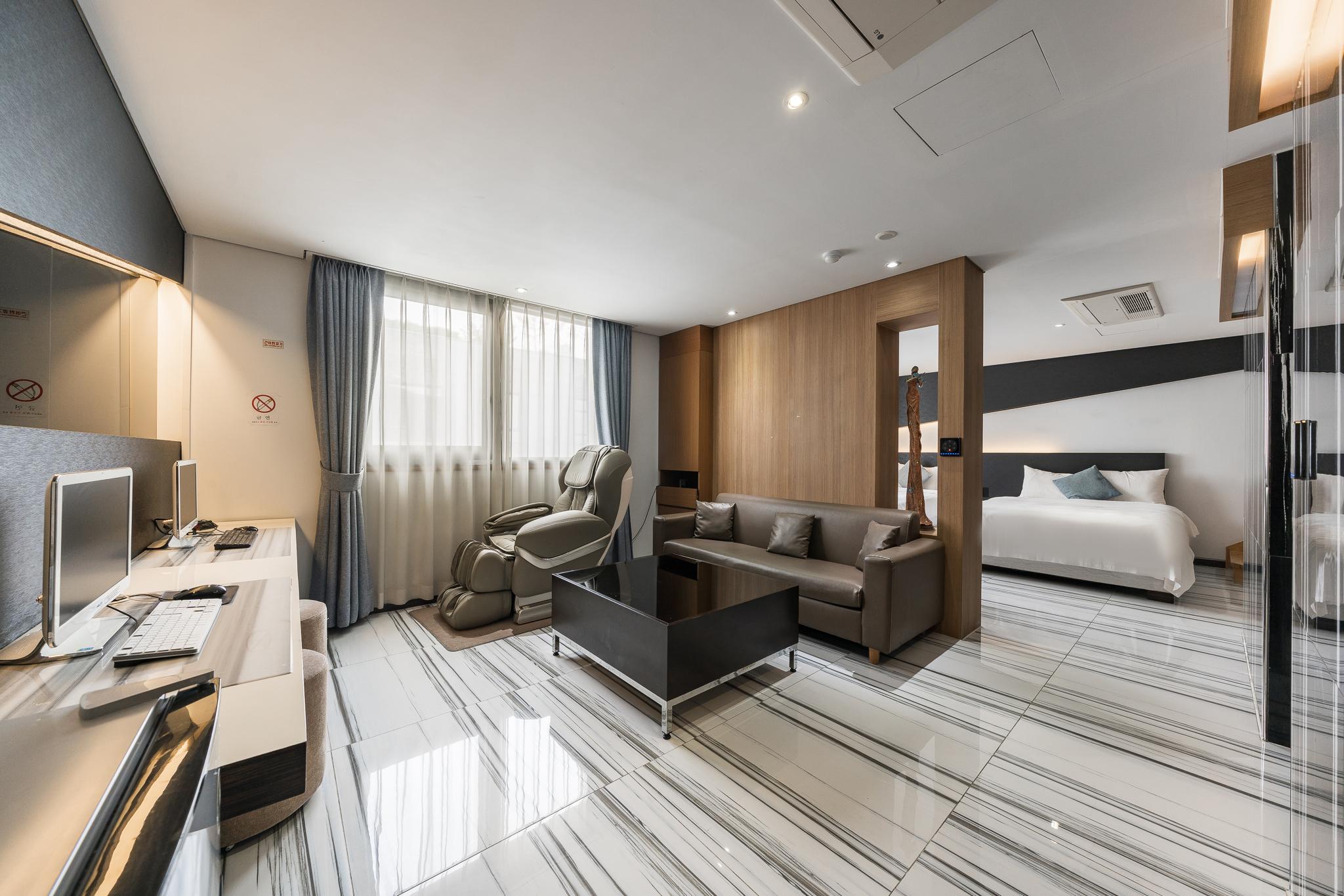 수원 호매실 로얄프라임 호텔 (Suwon Homaesil Royal Prime Hotel)