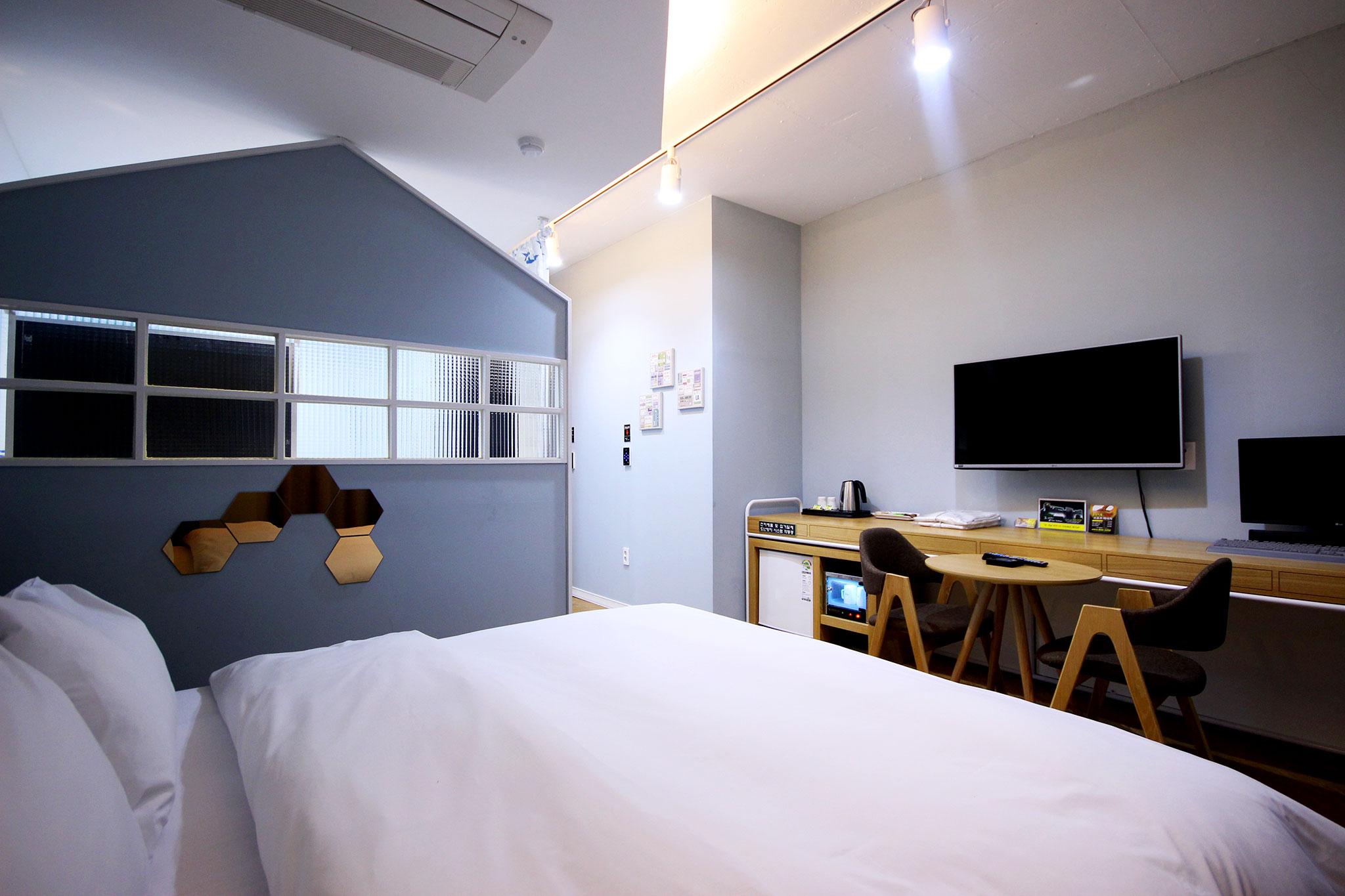익산 로망 드라이브인 호텔 (Iksan Roman Drive-in Hotel)
