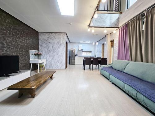 포암산풀빌라펜션 (Poam Mountain Pool Villa Pension)